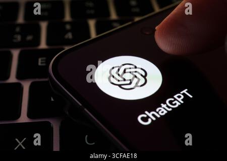 Icône de l'application ChatGPT sur le smartphone avec le doigt tapant sur l'écran au-dessus du clavier. Stafford, Royaume-Uni, 21 août 2025 Banque D'Images
