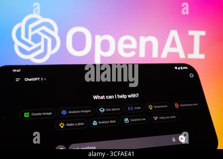 Interface ChatGPT 5 sur smartphone avec raccourcis de fonctionnalités et que puis-je aider avec invite sur fond de dégradé OpenAI. Stafford, Royaume-Uni, au Banque D'Images