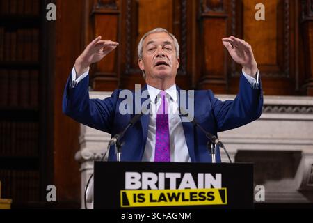 Chef du parti d'extrême droite britannique Reform UK, Nigel Farage, députée réformiste Sarah Pochin et conseillère municipale de Reform UK Westminster pour Lancaster Gate Laila Cunningham lors d'une conférence de presse à Londres avec : Nigel Farage où : Londres, Royaume-Uni quand : 21 juillet 2025 crédit : Phil Lewis/WENN Banque D'Images