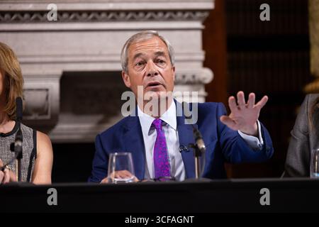 Chef du parti d'extrême droite britannique Reform UK, Nigel Farage, députée réformiste Sarah Pochin et conseillère municipale de Reform UK Westminster pour Lancaster Gate Laila Cunningham lors d'une conférence de presse à Londres avec : Nigel Farage où : Londres, Royaume-Uni quand : 21 juillet 2025 crédit : Phil Lewis/WENN Banque D'Images