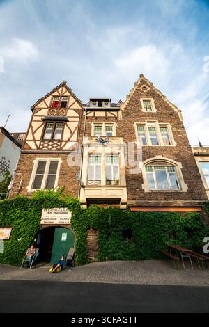 Charmante maison à colombages près du château de Cochem en été Banque D'Images