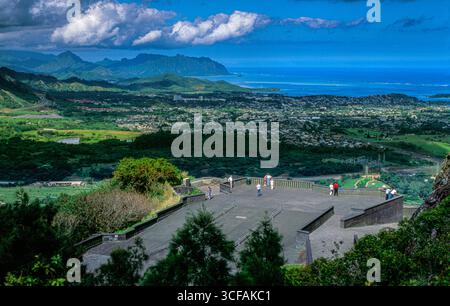 Nuuanu Pali Lookout, Oahu, Hawaï, États-Unis. Vue sur le belvédère Pali depuis les collines derrière. Le belvédère est à 1 186 pieds au-dessus du niveau de la mer. Kaneohe ville et Ka Banque D'Images