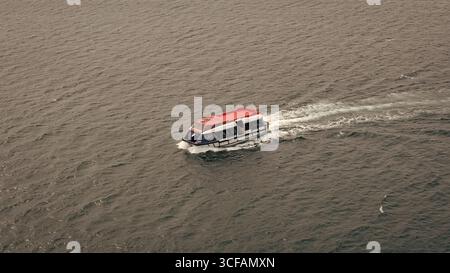 San Juan del sur, Nicaragua - 09 mai 2019 : bateau de croisière touristique en mer. Bateau de sauvetage. Navire de croisière avec des gens à l'intérieur Banque D'Images