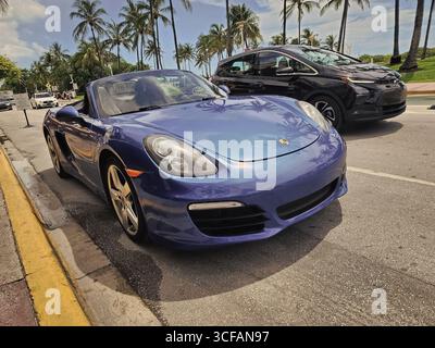Miami Beach, Floride États-Unis - 89 juin 2024 : 2018 Porsche 718 Boxter couleur bleu à miami Beach. Porshche de voiture de luxe à Ocean Drive Miami Beach. Banque D'Images