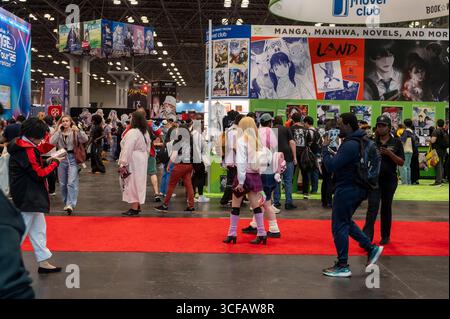 New York, États-Unis. 21 août 2025. NEW YORK, NEW YORK - 21 AOÛT : des gens en costumes assistent à l'Anime NYC 2025 au Jacob Javits Center le 21 août 2025 à New York. Crédit : Ron Adar/Alamy Live News Banque D'Images