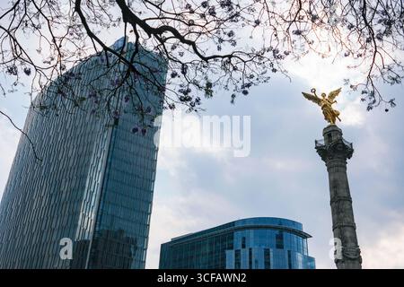 Mexico, Mexique - 3 février 2025 : Monument à l'indépendance, également connu sous le nom d'Ange de l'indépendance, par l'architecte Antonio Rivas Mercado. Banque D'Images