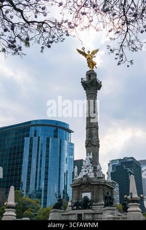 Mexico, Mexique - 3 février 2025 : Monument à l'indépendance, également connu sous le nom d'Ange de l'indépendance, par l'architecte Antonio Rivas Mercado. Banque D'Images