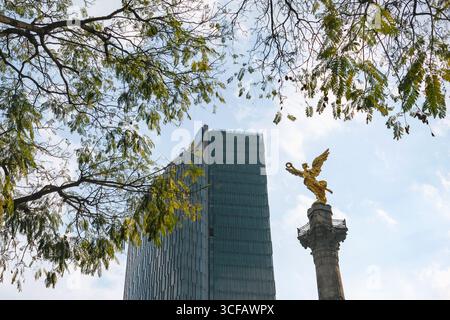 Mexico, Mexique - 3 février 2025 : Monument à l'indépendance, également connu sous le nom d'Ange de l'indépendance, par l'architecte Antonio Rivas Mercado. Banque D'Images