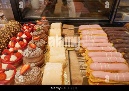 Délicieux assortiment de pâtisseries exposées dans une boulangerie Banque D'Images