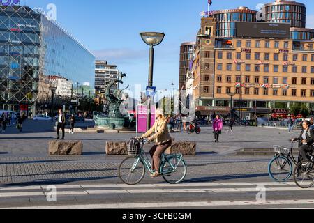 Jeunes femmes chevauchant son vélo devant la place de l'hôtel de ville dans le centre-ville de Copenhague, Danemark, Europe Banque D'Images