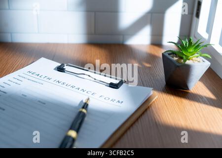 Gros plan d'un formulaire d'assurance maladie sur un presse-papiers. Concept médical et assurance. Banque D'Images