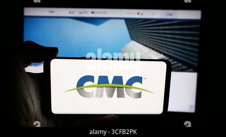 Allemagne. 14 août 2025. Dans cette illustration photo, une personne tient un téléphone portable avec le logo de la société américaine commercial Metals Company (CMC) sur l'écran devant la page Web. (Photo timon Schneider/SOPA images/SIPA USA) *** strictement à des fins éditoriales *** crédit : SIPA USA/Alamy Live News Banque D'Images