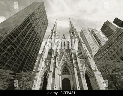 Vue extérieure de la cathédrale de Patrick à New York, image en noir et blanc Banque D'Images