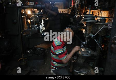 Kolkata, Bengale occidental, Inde. 21 août 2025. Un travailleur utilise une machine pour fabriquer différentes pièces de machines dans une usine de fabrication à Kolkata, en Inde, le 21 août 2025. (Crédit image : © Rupak de Chowdhuri/ZUMA Press Wire) USAGE ÉDITORIAL SEULEMENT ! Non destiné à UN USAGE commercial ! Banque D'Images