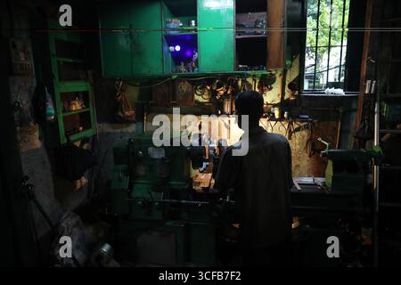 Kolkata, Bengale occidental, Inde. 21 août 2025. Un travailleur utilise une machine pour fabriquer différentes pièces de machines dans une usine de fabrication à Kolkata, en Inde, le 21 août 2025. (Crédit image : © Rupak de Chowdhuri/ZUMA Press Wire) USAGE ÉDITORIAL SEULEMENT ! Non destiné à UN USAGE commercial ! Banque D'Images