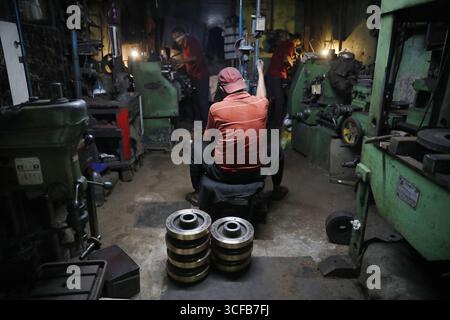 Kolkata, Bengale occidental, Inde. 21 août 2025. Un travailleur utilise une machine pour fabriquer différentes pièces de machines dans une usine de fabrication à Kolkata, en Inde, le 21 août 2025. (Crédit image : © Rupak de Chowdhuri/ZUMA Press Wire) USAGE ÉDITORIAL SEULEMENT ! Non destiné à UN USAGE commercial ! Banque D'Images