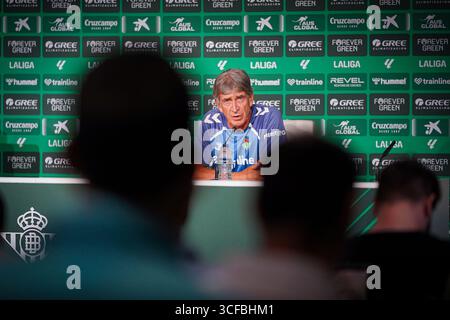 Séville, Espagne. 21 août 2025. Manuel Pellegrini (entraîneur du Real Betis) lors de la conférence de presse avant le match LaLiga entre le Real Betis et CD Alaves, au stade la Cartuja. Crédit : Fernando Vazquez / Alamy Live News Banque D'Images