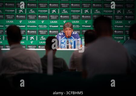 Séville, Espagne. 21 août 2025. Manuel Pellegrini (entraîneur du Real Betis) lors de la conférence de presse avant le match LaLiga entre le Real Betis et CD Alaves, au stade la Cartuja. Crédit : Fernando Vazquez / Alamy Live News Banque D'Images