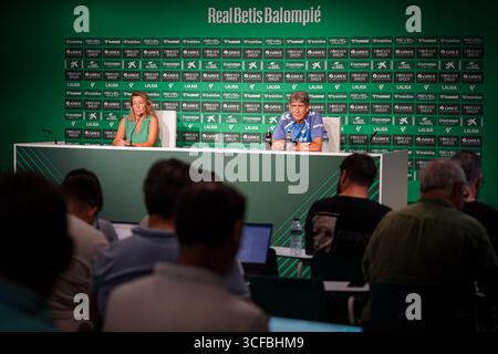 Séville, Espagne. 21 août 2025. Manuel Pellegrini (entraîneur du Real Betis) lors de la conférence de presse avant le match LaLiga entre le Real Betis et CD Alaves, au stade la Cartuja. Crédit : Fernando Vazquez / Alamy Live News Banque D'Images