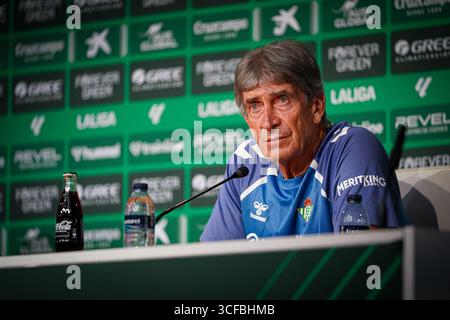 Séville, Espagne. 21 août 2025. Manuel Pellegrini (entraîneur du Real Betis) lors de la conférence de presse avant le match LaLiga entre le Real Betis et CD Alaves, au stade la Cartuja. Crédit : Fernando Vazquez / Alamy Live News Banque D'Images