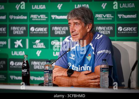 Séville, Espagne. 21 août 2025. Manuel Pellegrini (entraîneur du Real Betis) lors de la conférence de presse avant le match LaLiga entre le Real Betis et CD Alaves, au stade la Cartuja. Crédit : Fernando Vazquez / Alamy Live News Banque D'Images