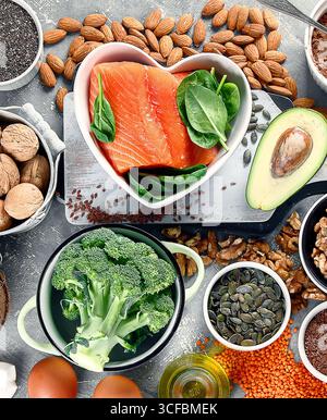 Aliments à base d'oméga 3 et de graisses saines. Concept d'alimentation saine. Vue de dessus Banque D'Images