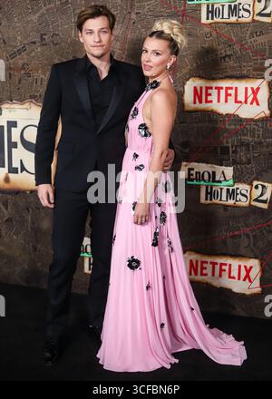 (FILE) Millie Bobby Brown et son mari Jake Bongiovi accueillent le premier bébé ensemble. Le couple a annoncé avoir accueilli leur premier bébé via l’adoption sur Instagram le jeudi 21 août 2025. MANHATTAN, NEW YORK, NEW YORK, États-Unis - OCTOBRE 27 : L'acteur américain Jake Bongiovi et sa petite amie/actrice britannique Millie Bobby Brown portant Louis Vuitton arrivent à la première mondiale de 'Enola Holmes 2' de Netflix qui se tient au Théâtre de Paris le 27 octobre 2022 à Manhattan, New York, États-Unis. (Photo Jordan Hinton/image Press Agency) Banque D'Images