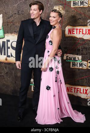 (FILE) Millie Bobby Brown et son mari Jake Bongiovi accueillent le premier bébé ensemble. Le couple a annoncé avoir accueilli leur premier bébé via l’adoption sur Instagram le jeudi 21 août 2025. MANHATTAN, NEW YORK, NEW YORK, États-Unis - OCTOBRE 27 : L'acteur américain Jake Bongiovi et sa petite amie/actrice britannique Millie Bobby Brown portant Louis Vuitton arrivent à la première mondiale de 'Enola Holmes 2' de Netflix qui se tient au Théâtre de Paris le 27 octobre 2022 à Manhattan, New York, États-Unis. (Photo Jordan Hinton/image Press Agency) Banque D'Images