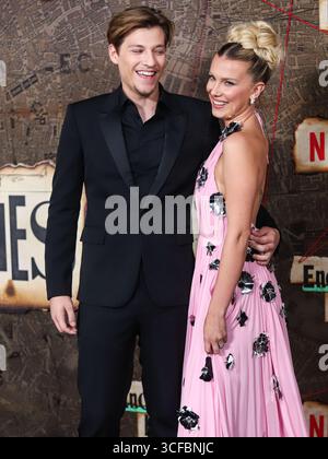 (FILE) Millie Bobby Brown et son mari Jake Bongiovi accueillent le premier bébé ensemble. Le couple a annoncé avoir accueilli leur premier bébé via l’adoption sur Instagram le jeudi 21 août 2025. MANHATTAN, NEW YORK, NEW YORK, États-Unis - OCTOBRE 27 : L'acteur américain Jake Bongiovi et sa petite amie/actrice britannique Millie Bobby Brown portant Louis Vuitton arrivent à la première mondiale de 'Enola Holmes 2' de Netflix qui se tient au Théâtre de Paris le 27 octobre 2022 à Manhattan, New York, États-Unis. (Photo Jordan Hinton/image Press Agency) Banque D'Images