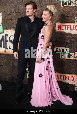 (FILE) Millie Bobby Brown et son mari Jake Bongiovi accueillent le premier bébé ensemble. Le couple a annoncé avoir accueilli leur premier bébé via l’adoption sur Instagram le jeudi 21 août 2025. MANHATTAN, NEW YORK, NEW YORK, États-Unis - OCTOBRE 27 : L'acteur américain Jake Bongiovi et sa petite amie/actrice britannique Millie Bobby Brown portant Louis Vuitton arrivent à la première mondiale de 'Enola Holmes 2' de Netflix qui se tient au Théâtre de Paris le 27 octobre 2022 à Manhattan, New York, États-Unis. (Photo Jordan Hinton/image Press Agency) Banque D'Images