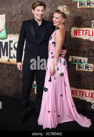 (FILE) Millie Bobby Brown et son mari Jake Bongiovi accueillent le premier bébé ensemble. Le couple a annoncé avoir accueilli leur premier bébé via l’adoption sur Instagram le jeudi 21 août 2025. MANHATTAN, NEW YORK, NEW YORK, États-Unis - OCTOBRE 27 : L'acteur américain Jake Bongiovi et sa petite amie/actrice britannique Millie Bobby Brown portant Louis Vuitton arrivent à la première mondiale de 'Enola Holmes 2' de Netflix qui se tient au Théâtre de Paris le 27 octobre 2022 à Manhattan, New York, États-Unis. (Photo Jordan Hinton/image Press Agency) Banque D'Images