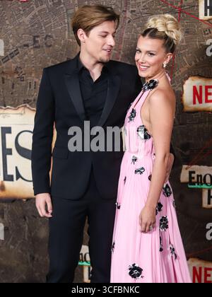 (FILE) Millie Bobby Brown et son mari Jake Bongiovi accueillent le premier bébé ensemble. Le couple a annoncé avoir accueilli leur premier bébé via l’adoption sur Instagram le jeudi 21 août 2025. MANHATTAN, NEW YORK, NEW YORK, États-Unis - OCTOBRE 27 : L'acteur américain Jake Bongiovi et sa petite amie/actrice britannique Millie Bobby Brown portant Louis Vuitton arrivent à la première mondiale de 'Enola Holmes 2' de Netflix qui se tient au Théâtre de Paris le 27 octobre 2022 à Manhattan, New York, États-Unis. (Photo Jordan Hinton/image Press Agency) Banque D'Images