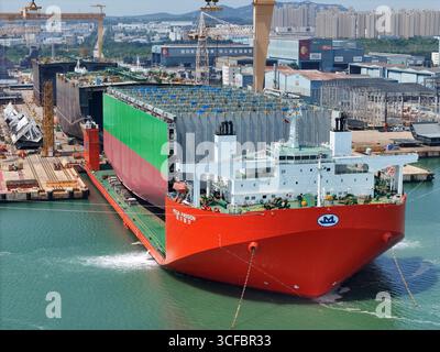 YANTAI, CHINE - 21 AOÛT 2025 - les navires semi-submersibles se préparent à transporter de grandes coques de porte-conteneurs par sections jusqu'à la base d'assemblage final du chantier naval Hanwha Marine Shipyard dans la ville de Yantai, province du Shandong, Chine, le 21 août 2025. Banque D'Images
