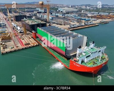 YANTAI, CHINE - 21 AOÛT 2025 - les navires semi-submersibles se préparent à transporter de grandes coques de porte-conteneurs par sections jusqu'à la base d'assemblage final du chantier naval Hanwha Marine Shipyard dans la ville de Yantai, province du Shandong, Chine, le 21 août 2025. Banque D'Images