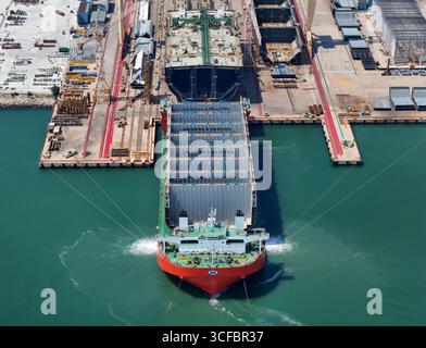 YANTAI, CHINE - 21 AOÛT 2025 - les navires semi-submersibles se préparent à transporter de grandes coques de porte-conteneurs par sections jusqu'à la base d'assemblage final du chantier naval Hanwha Marine Shipyard dans la ville de Yantai, province du Shandong, Chine, le 21 août 2025. Banque D'Images