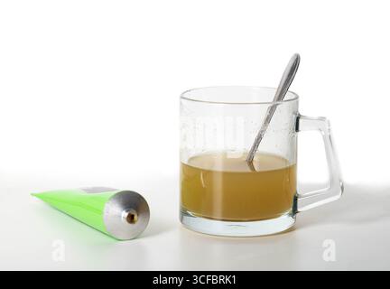 Tube avec pâte médicinale sur les herbes utilisées en urologie. Traitement des maladies inflammatoires infectieuses des voies urinaires, urétrite Banque D'Images