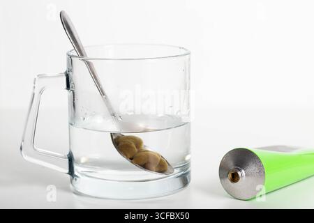 Tube avec pâte médicinale sur les herbes utilisées en urologie. Traitement des maladies inflammatoires infectieuses des voies urinaires, urétrite Banque D'Images