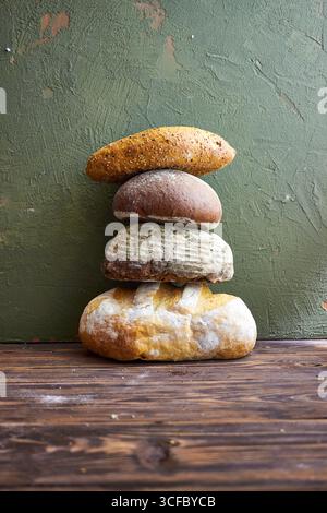 Série de pain artisanal rustique avec pains entiers et pain tranché sur planches et tables en bois. Style de boulangerie ferme avec des textures naturelles, ingr organique Banque D'Images