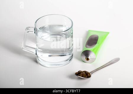 Tube avec pâte médicinale sur les herbes utilisées en urologie. Traitement des maladies inflammatoires infectieuses des voies urinaires, urétrite Banque D'Images