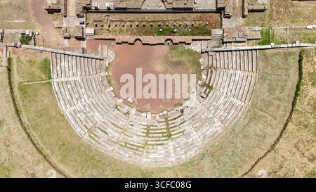 Messène antique en Grèce, ruines archéologiques étendues d'une ville grecque classique avec des murs de pierre historiques, un théâtre et un paysage pittoresque du Péloponnèse Banque D'Images
