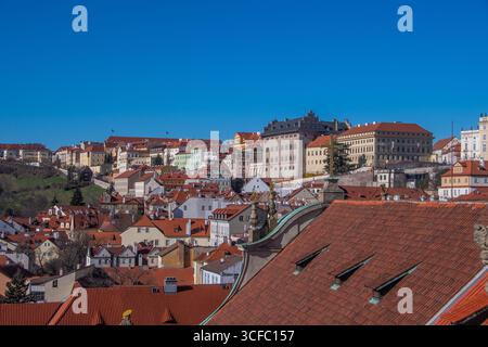 La vue de l'église Nicholas sur les toits de Prague Banque D'Images