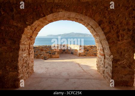 Monemvasia en Grèce, ville fortifiée médiévale historique sur une île rocheuse avec des maisons en pierre, architecture byzantine et vues panoramiques sur la mer Méditerranée Banque D'Images