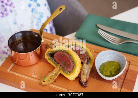 Boeuf Wellington avec sauce Banque D'Images