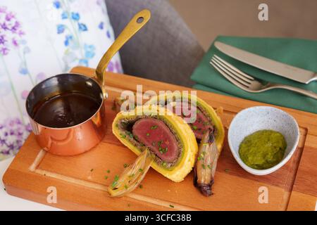 Boeuf Wellington avec sauce Banque D'Images