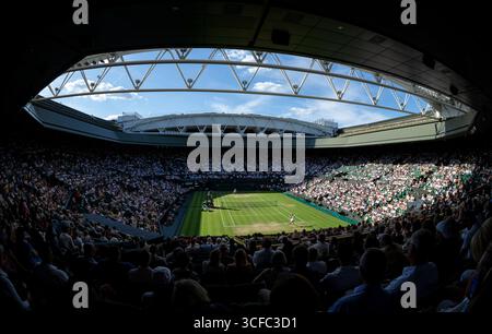 Belinda Bencic (sui) et IgA Swiatek (POL) aux Championnats 2025, Wimbledon Banque D'Images