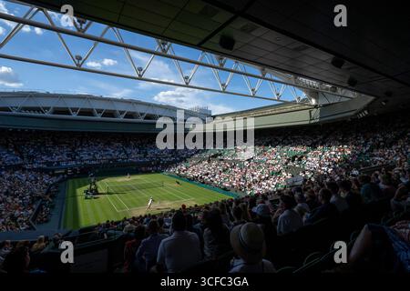 Belinda Bencic (sui) et IgA Swiatek (POL) aux Championnats 2025, Wimbledon Banque D'Images