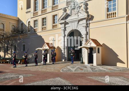 Relève de la garde, cérémonie séculaire qui a lieu tous les jours à 11h55 devant le Palais Princier, Monaco ville, Principauté de Monaco Banque D'Images