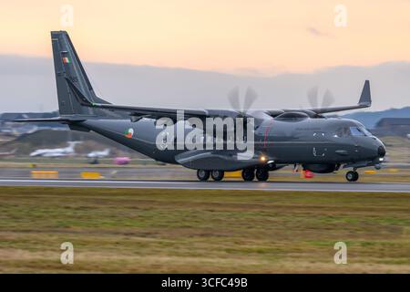 Irish Air corps maritime Patrol Aircraft CASA C295 MPA persuader, immatriculé 285, atterrissant à l'aéroport d'Édimbourg Banque D'Images
