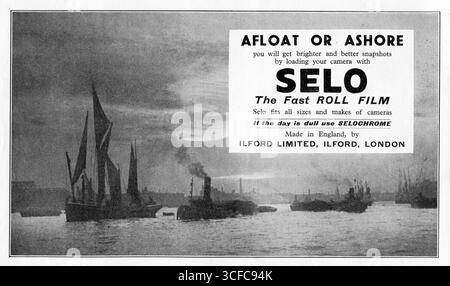 Londres. c.1935 – une publicité de Ilford Limited faisant la promotion de leur gamme de films photographiques Selo. La publicité représente divers types de trafic fluvial sur la Tamise, y compris les barges à voile et les remorqueurs de la Tamise. Il utilise également le slogan, "à flot ou à terre, vous obtiendrez des instantanés plus lumineux et meilleurs en chargeant votre appareil photo avec SELO - le film rapide - Selo convient à toutes les tailles et marques d'appareil photo - si le jour est ennuyeux, utilisez Selochrome". Banque D'Images