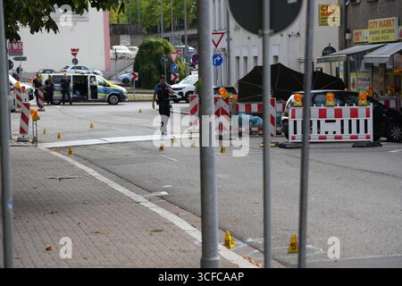 22 août 2025, Sarre, Völklingen : des policiers enquêtent sur la zone autour d'une scène de crime. Un policier a été tué par balle après un vol dans une station-service à Völklingen, en Sarre. Selon la police, l'auteur présumé a arraché l'arme de service du policier lors d'une bagarre et a tiré. Photo : Patrick von Frankenberg/dpa Banque D'Images